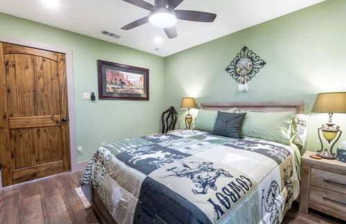 Stockyards 5 mins!-New!-Sleeps 8. Cowboy Bungalow - Foto 32