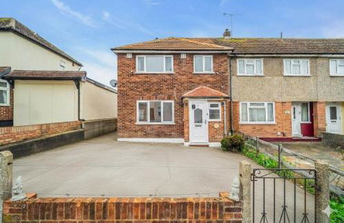 Spacious 4-Bed Haven in Orpington Retreat - Photo 2