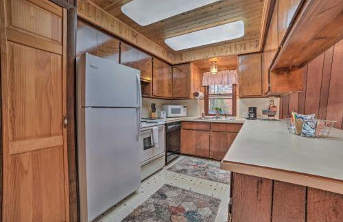 Less Than 3 Mi to Higgins Lake Roscommon Cabin with Deck - Foto 7