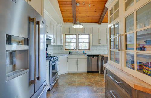 Cedar Lake Retreat with Boathouse and Dock! - Foto 12