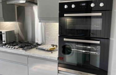 Lovely 2 bed apartment with hot tub log burner and off street parking - Foto 11