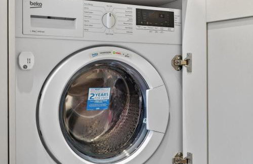 City Centre 2BR Apt with Balcony Access and Free Parking - Foto 40