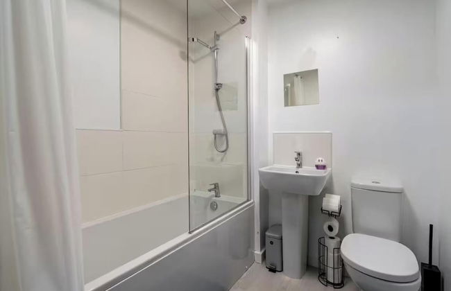 Charming 3 Bed Home in Stepps, Glasgow - Garden & Patio - Photo 34