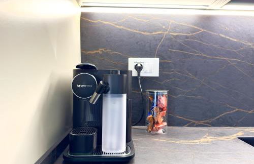 Luxury Seafront Apartment - Beach Access - Parking & WiFi - by Coral Property - Foto 50