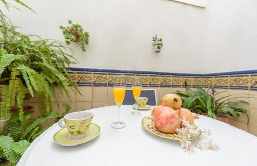 El Carmen con parking y patio - Photo 3