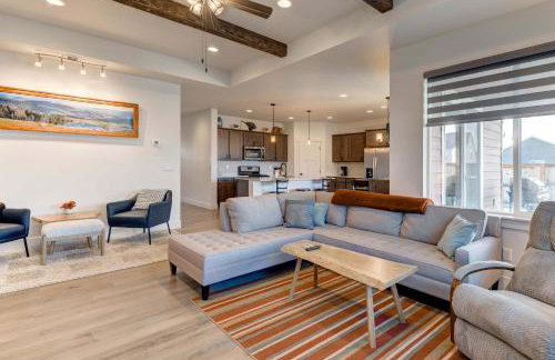 Scenic Modern Home with Private Patio & Fireplace - Foto 8