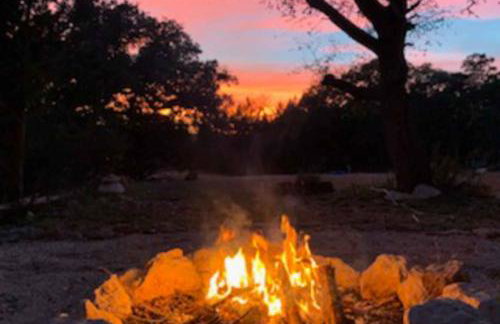 Secluded home with firepit, gas grill, central AC, game room, W/D - Foto 31