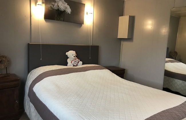 Modern Waterfront Chalet - Photo 4