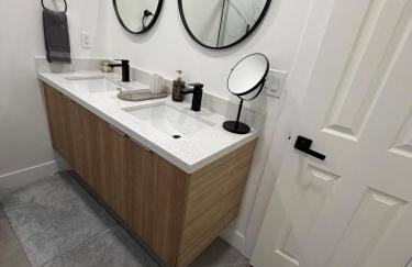 Sunny Oasis Near the Beach with 4BR and 3BA Pool Home - Foto 25