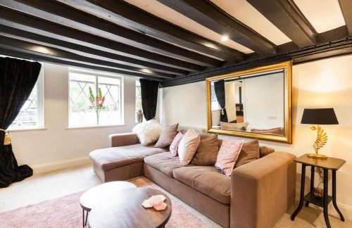 Dorney Windsor Legoland 5 Star Stay for upto 14 guests - Photo 41