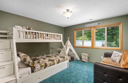 Iron Mountain - Spacious Secluded Lodge with Hot Tub & Game Room - Photo 51