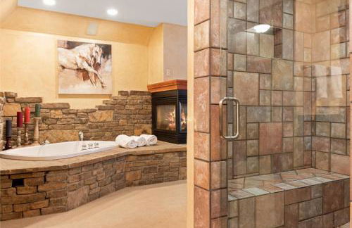 Outdoor Private Hot Tub, In Home Movie Theater, Luxurious Creekside Home - Photo 28