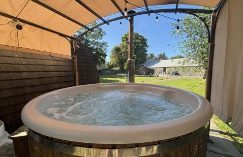 Luxury Hot Tub Glamping with Outdoor Cinema near Newborough Beach – Llanfair Hall - Foto 15