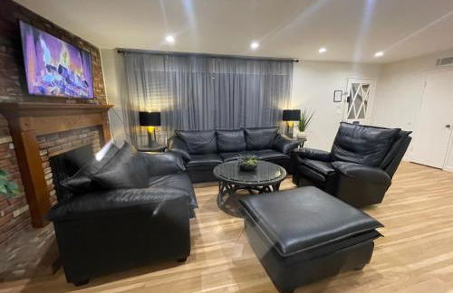 Private Pool 4BR Family Retreat - Patio, Outdoor Dining, BBQ Grill, & Free Parking - Sleeps 8 - Foto 4