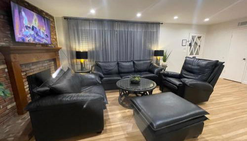 Private Pool 4BR Family Retreat - Patio, Outdoor Dining, BBQ Grill, & Free Parking - Sleeps 8 - Foto 1