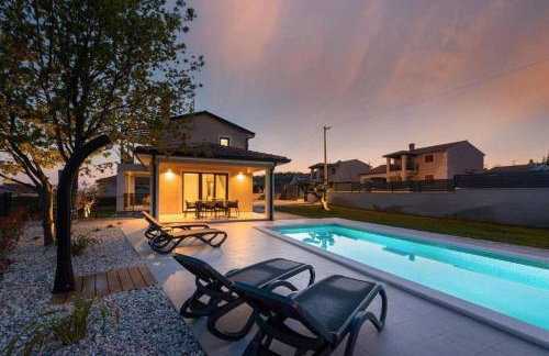 Moderne Villa mit Privatpool, Meerblick, Babybett, BBQ, klimatisierte Schlafzimmer - perfekt zum Biken - Photo 2