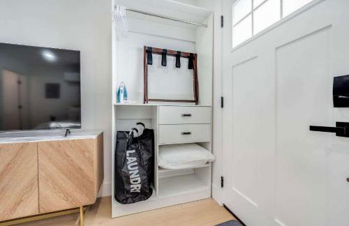 Brand New Apt w Parking Blocks from Downtown- A - Foto 12