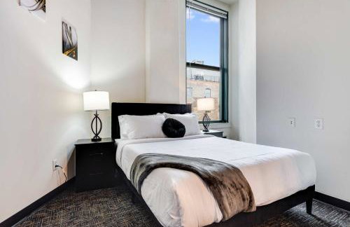 West Loop - City Views With In & Out Parking 6 - Photo 5