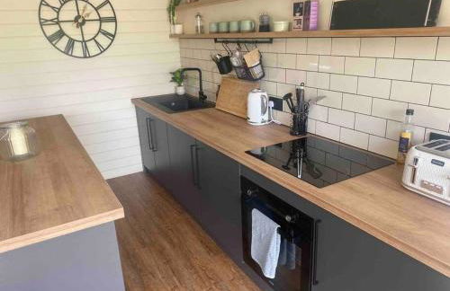 brand new cozy cabin with parking - Foto 14