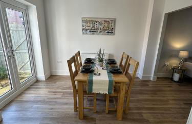 3 Bed Home with Driveway Parking for Contractors & Family stays in Stafford - Foto 17