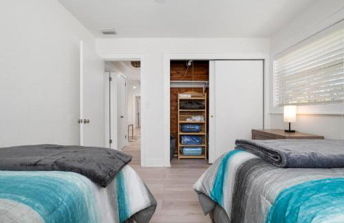 Coastal Vibes! Tropical heated pool home short drive to the beach - Foto 27