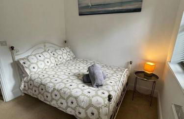 Church Court 2 Bed 55 Inch SKY TV Northampton Parking Contractor Accommodation - Photo 7