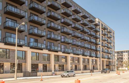 Modern East Side 1BR Apt with Balcony, Pool, and Gym - Foto 49