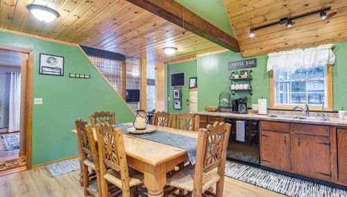 Charming Butternut Lake Getaway with Deck and Dock! - Foto 2