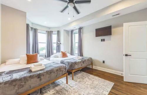 Lovely 2BR w Patio - 10 mins to DT - Sleeps 10 - Foto 21