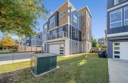 Modern 4-Story 3-BR Townhome with Rooftop Lounge - Foto 61