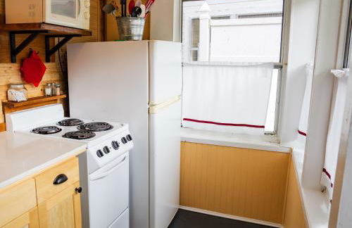 Cottage 10 - King Bed Child Loft w Twin Private Bath Kitchenette Pets Allowed Fee applies - Photo 7