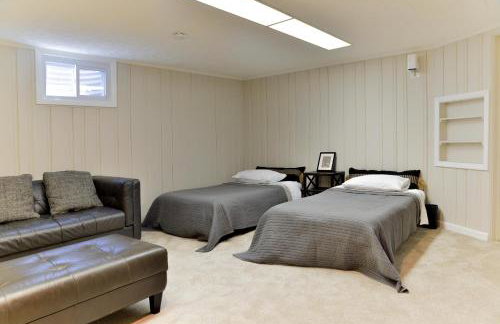 Northside FAMLYNEST Lincoln Sq 4BR 2BA 2P Rare find - Photo 17