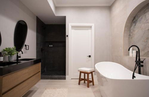 Lakeview Villa with Private Hot Tub, Firepit & Spacious Decks with Breathtaking Cliff Views - Foto 38