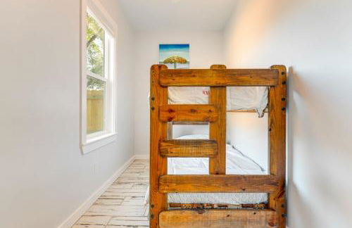 Walk to Downtown Shops and BBQ Home with Fenced Yard - Foto 20