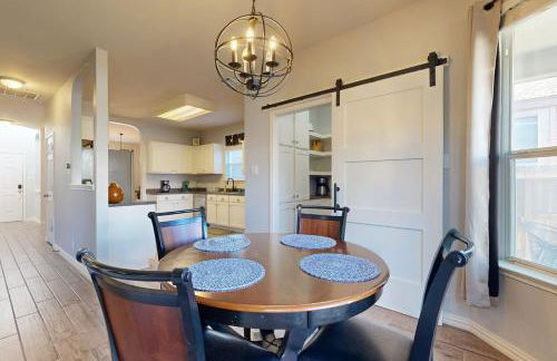 Charming family friendly home, enclosed backyard & 20 miles from San Antonio - Foto 8