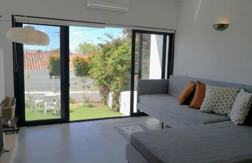 Airy 3br, AC, Garden, 2min Strip, 8min Oura Beach - Foto 5