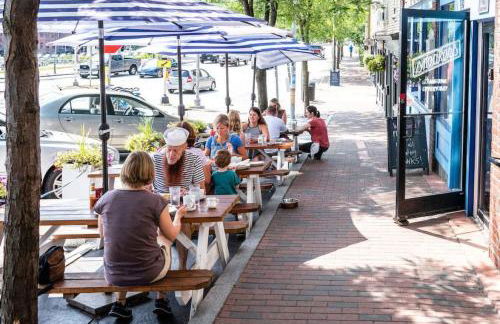 Postmodern Penthouse 1 Min Walk Dining and Shops - Photo 21