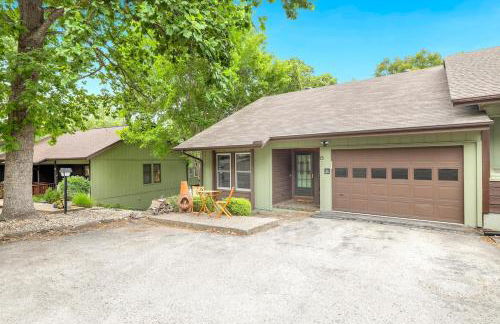 Lakeside Nest Dock on Lake Rayburn Sleeps 10 - Photo 3