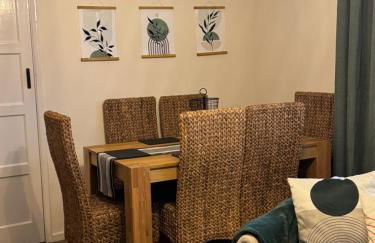 Cherry Blossom Apartment - 3 bed, parking, garden - Photo 8