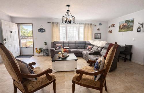 Family Country Retreat w Pool, Games & Fire Pit - Photo 15