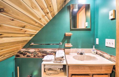 Riverfront Hungry Horse House with Large Deck! - Foto 20