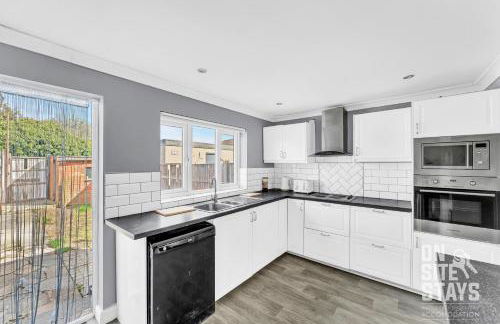 OnSiteStays - 3 bedroom, 2 x space driveway and Wifi - Foto 6