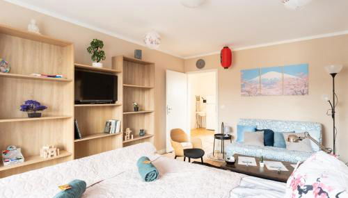 - Zen Haven Luxurious 3-Room Japanese-Themed Apartment with King-Size Beds, Balcony, Bamboo Accents, Entertainment Galore & Private Parking - Near Airport & Train Station - - Photo 2