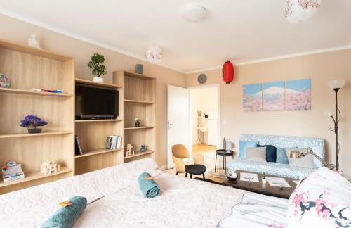 - Zen Haven Luxurious 3-Room Japanese-Themed Apartment with King-Size Beds, Balcony, Bamboo Accents, Entertainment Galore & Private Parking - Near Airport & Train Station - - Photo 2