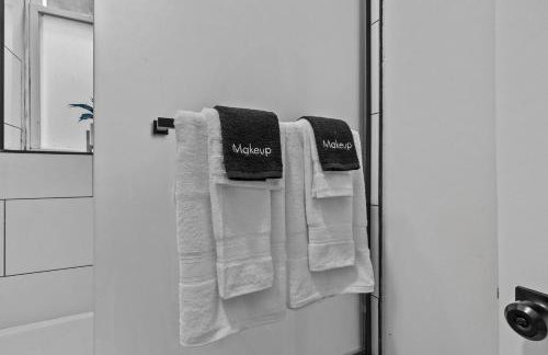 Brick and Modern on Miami St By StayLage - Foto 19