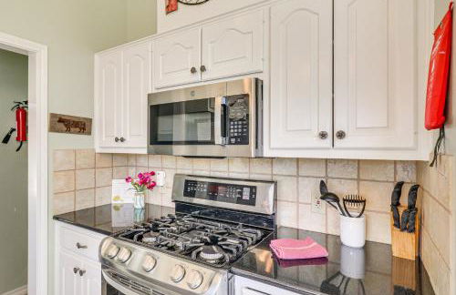 Hot Tub, Pool, and Fire Pit! Solar-Powered Hutto Gem - Foto 11