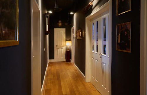 Wizard Apartment Hamburg - 3 Schlafzimmer - 156 qm mit Dachterrasse - bis 10 Personen - Dusche & Badewanne - Küche - Smart TV - kostenloser Parkplatz - Foto 13