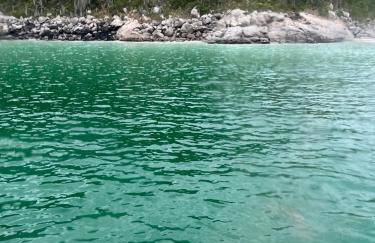 Búzios Praia da Ferradura Linda casa dentro de Condomínio com toda infraestrutura - água e luz inclusos na tarifa - Foto 71