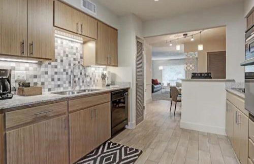 Special 2BR Galleria Condo Pool View Private Entrance - Foto 7