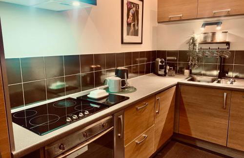 The Fifth Quarters, Grade II Listed Apartment, The Lace Market, NG1, City Centre, Nottingham, Sleeps 4 - Photo 7